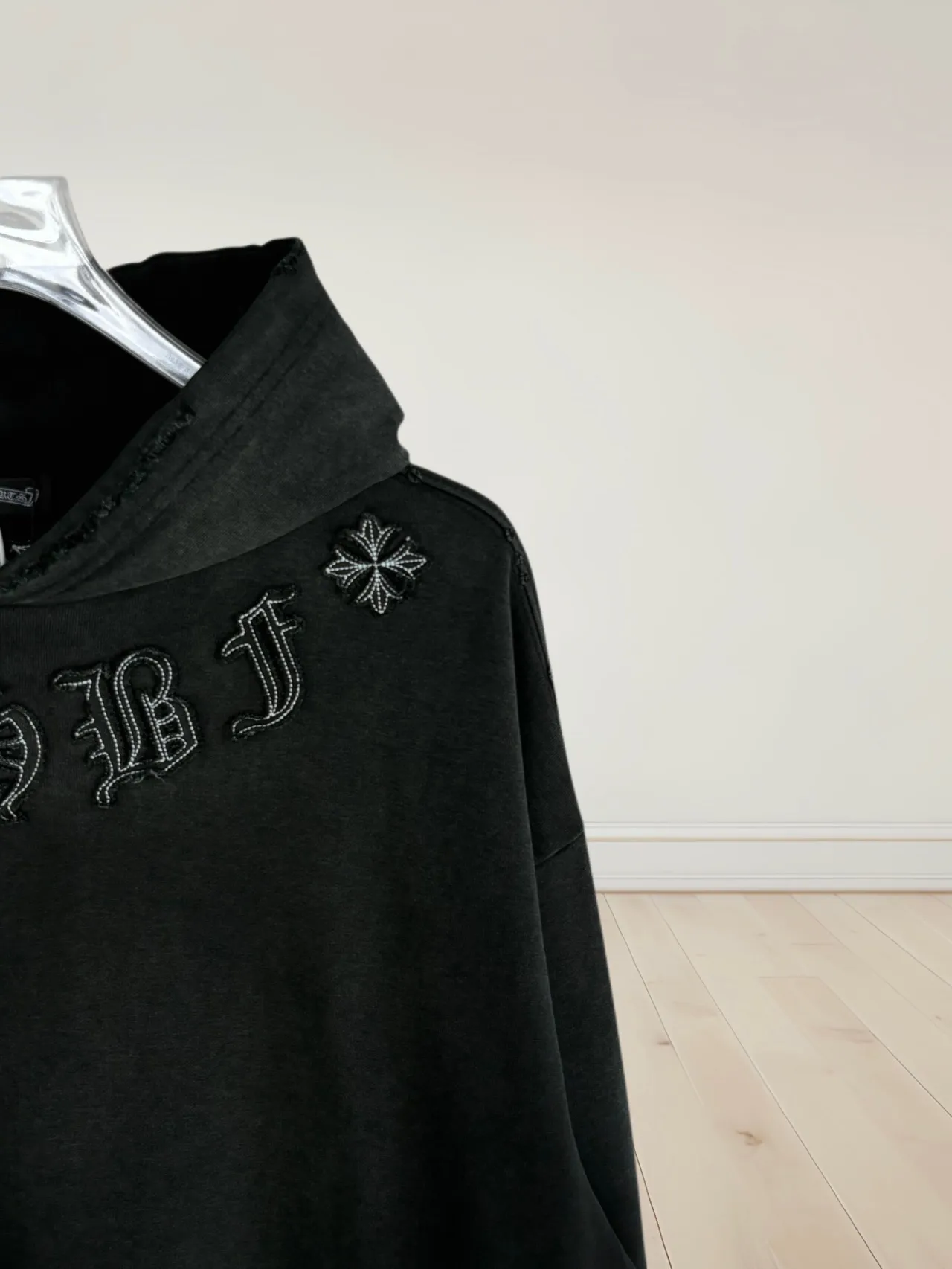 P340 [Higher version] Chrome Hearts*Chrome heart patch embroidered horseshoe logo‼ ️Hooded sweatshirt *Made of 430g pure cotton sweatshirt fabric with double yarns. The fabric is woven with double yarns and twisted together. The strength is 40% higher than that of single yarns, forming a three-dimensional texture similar to the texture of tripe. It not only maintains the moisture absorption and breathability of pure cotton, but also achieves "softness and not collapse" through double yarn thickening. The whole strip of Maliu scanning spray technology uses the washing process to produce a natural fading effect in parts, and the os version has a more lazy and loose feeling. *Laser burnt patch embroidery➕Frayed process: micro-label on the chest patch, large logo horseshoe pattern on the back, heavy laser burnt three-dimensional patch embroidery pattern design, washed and frayed, and the overall garment presents a lazy style. *Whether it is daily outings or sports and fitness, you can show your trendy attitude and become the focus of the street. Same style for men and women 𝐂𝐎𝐋𝐎𝐔𝐑: white, blue, black 𝐒𝐈𝐙𝐄: S-XL